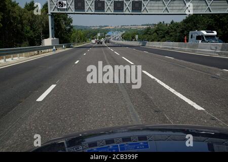 Vierspurige intelligente Autobahnbilder mit Platz für Text-Overlay. Neue Autobahn M23 in Surrey, Großbritannien. Stockfoto