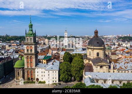 Extrem schönes Panorama bei Sonnenuntergang. Romantisches Lviv, aus der Höhe des Vogelauges. Lviv ist die kulturelle Hauptstadt der Ukraine und ist ein beliebtes d Stockfoto