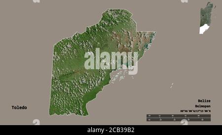 Form von Toledo, Bezirk von Belize, mit seiner Hauptstadt auf festem Hintergrund isoliert. Entfernungsskala, Regionenvorschau und Beschriftungen. Satellitenbilder. 3D r Stockfoto