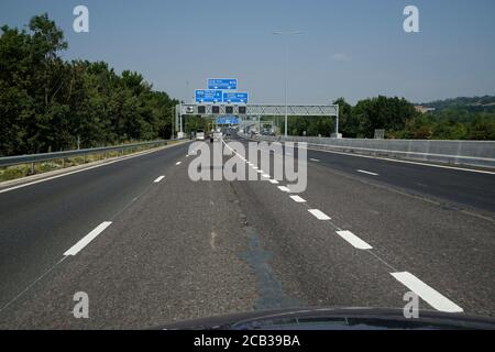 Vierspurige intelligente Autobahnbilder mit Platz für Text-Overlay. Neue Autobahn M23 in Surrey, Großbritannien. Stockfoto