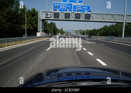 Vierspurige intelligente Autobahnbilder mit Platz für Text-Overlay. Neue Autobahn M23 in Surrey, Großbritannien. Stockfoto