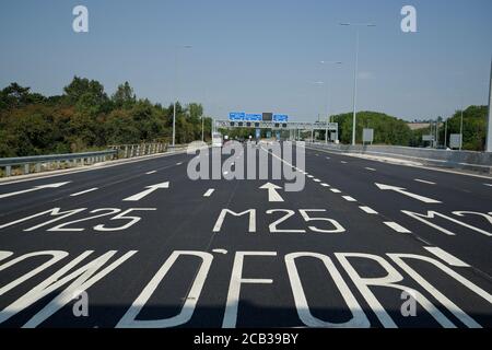 Vierspurige intelligente Autobahnbilder mit Platz für Text-Overlay. Neue Autobahn M23 in Surrey, Großbritannien. Stockfoto