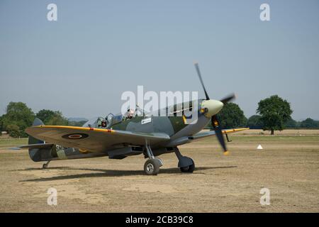 Spitfire-Flugzeug auf dem Headcorn Grass Aerodrome in Kent, Südostengland, Großbritannien. Eine Seite auf dem Bild, die nach der Landung entlang rollt. Stockfoto