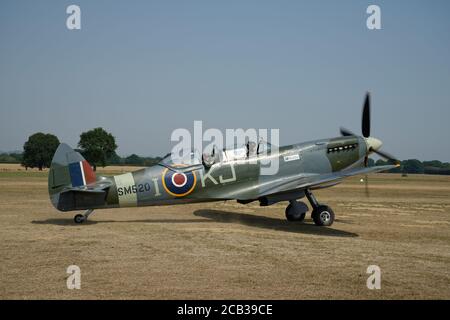 Spitfire-Flugzeug auf dem Headcorn Grass Aerodrome in Kent, Südostengland, Großbritannien. Eine Seite auf dem Bild, die nach der Landung entlang rollt. Stockfoto