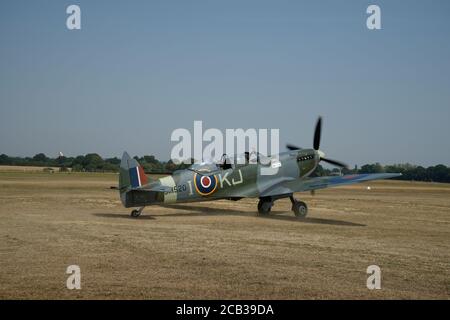 Spitfire-Flugzeug auf dem Headcorn Grass Aerodrome in Kent, Südostengland, Großbritannien. Eine Seite auf dem Bild, die nach der Landung entlang rollt. Stockfoto