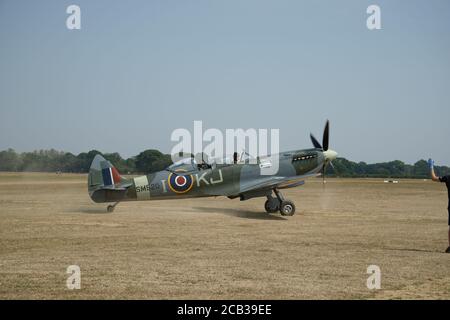 Spitfire-Flugzeug auf dem Headcorn Grass Aerodrome in Kent, Südostengland, Großbritannien. Eine Seite auf dem Bild, die nach der Landung entlang rollt. Stockfoto