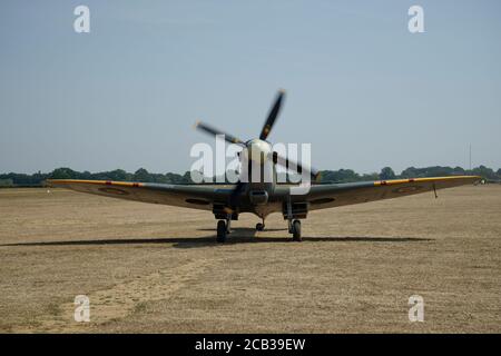 Spitfire-Flugzeug auf dem Headcorn Grass Aerodrome in Kent, Südostengland, Großbritannien. Vorne auf dem Bild, Propeller dreht sich noch. Stockfoto