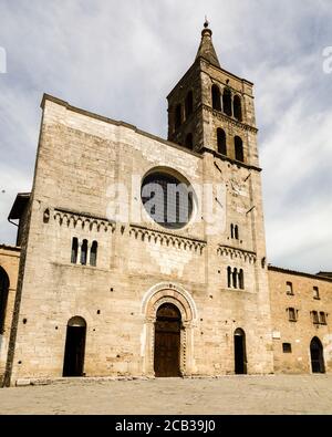 Die 1070 erbaute Chiesa Parrocchiale di San Michele Arcangelo ist ein schönes Beispiel romanischer Architektur. Bevagna, Umbrien, Italien Stockfoto