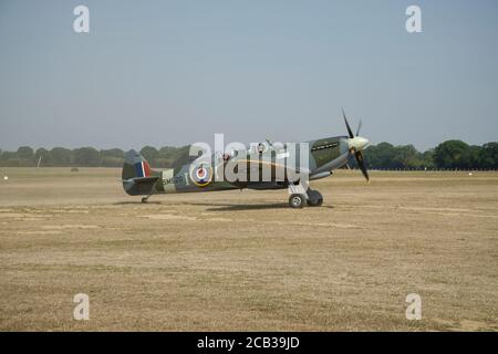 Spitfire-Flugzeug auf dem Headcorn Grass Aerodrome in Kent, Südostengland, Großbritannien. Eine Seite auf dem Bild, die nach der Landung entlang rollt. Stockfoto