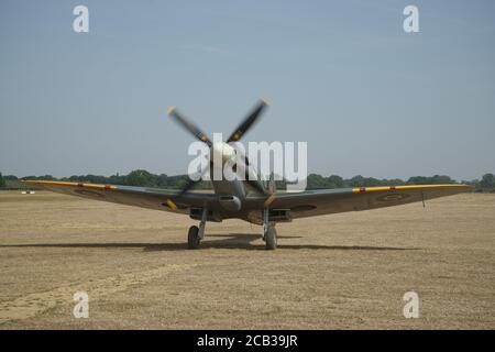 Spitfire-Flugzeug auf dem Headcorn Grass Aerodrome in Kent, Südostengland, Großbritannien. Vorne auf dem Bild, Propeller dreht sich noch. Stockfoto