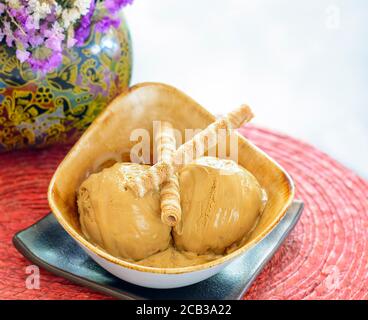 Eiscreme Brulee mit Tube Wafer in einem braunen Schüssel Stockfoto