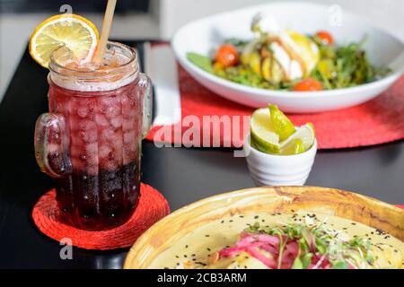 Frisches Getränk in Kaktusglas, Krug auf einem Tisch in einem Restaurant Stockfoto