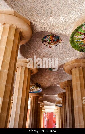 Antoni Gaudí Hypostyle Room im Park Güell in Barcelona mit runden Keramikfliesen und Ionisäulen, Spanien. Stockfoto