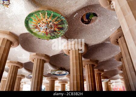 Antoni Gaudí Hypostyle Room im Park Güell in Barcelona mit runden Keramikfliesen und Ionisäulen, Spanien. Stockfoto