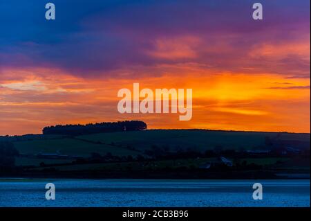 Harbor View Beach, West Cork, Irland. August 2020. Die Sonne geht spektakulär über Harbour View Beach in West Cork auf als Auftakt zu einem Tag voller Sonnenschein und Hochs von 25 Grad. Quelle: AG News/Alamy Live News Stockfoto