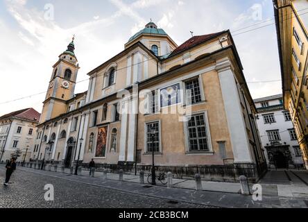 Ljubljana, Slowenien - 20. Mai 2018: Die Kathedrale von Ljubljana oder die St.-Nikolaus-Kirche steht auf dem Cyrill- und Methodius-Platz in Ljubljana, Slowenien Stockfoto