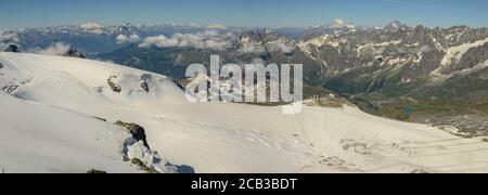 Skipisten am Mount Small Matterhorn über Zermatt auf dem Schweizer alpen Stockfoto