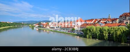 Maribor, Slowenien - 20. Mai 2018: Panoramablick auf die Stadt Maribor, Slowenien. Drau, Gebäude und Berge von Maribor. Stockfoto