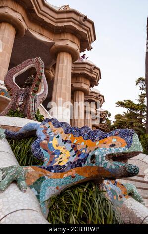 Mosaikdrache des Park Güell, Antoni Gaudí Meisterwerk Park in Barcelona, Spanien mit Hypostyle Hall. Stockfoto