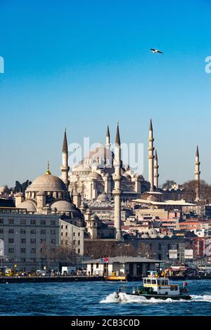 Die Yeni Moschee in Sirkeci, am Eminonu Ufer mit der Suleymaniye Moschee im Hintergrund. Istanbul, Türkei. Stockfoto