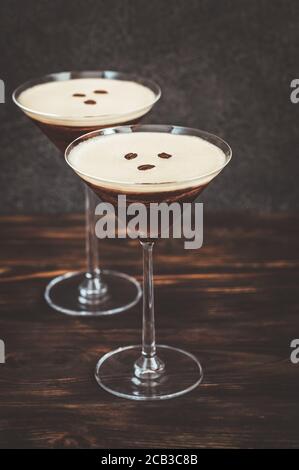 Espresso Martini Cocktails garniert mit Kaffeebohnen Stockfoto