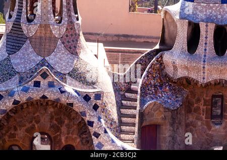 Das Torhaus am Park Güell, Antoni Gaudí fantastischer öffentlicher Park in Barcelona, Spanien. Stockfoto