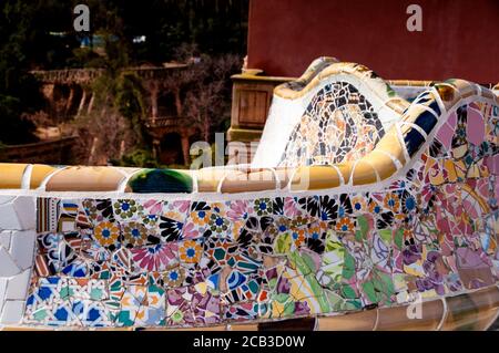 Mosaikbänke im Park Güell in Barcelona, Spanien. Stockfoto