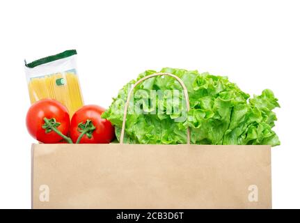 Papiertüte mit Salat, Tomaten und Spaghetti isoliert auf weiß. Stockfoto