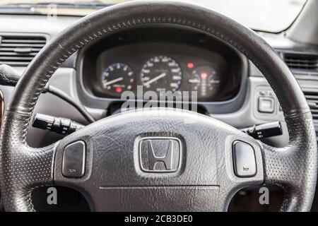 Novosibirsk, Russland - 07.07.20: Der Innenraum eines alten japanischen Autos Honda mit Blick auf das Armaturenbrett durch das Lenkrad aus grauem Kunststoff Stockfoto