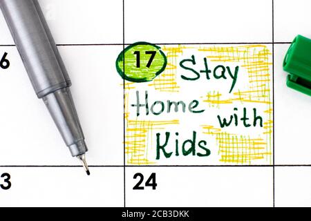 Erinnerung Bleiben Sie zu Hause mit Kindern im Kalender mit Stift. August 17. Stockfoto