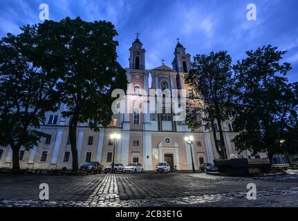 Kaunas, Litauen - 24. August 2017: Nachtansicht der Kirche des heiligen Franz Xaver befindet sich in der Altstadt von Kaunas, Litauen. Stockfoto