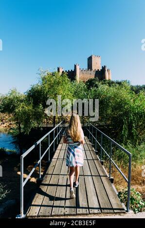 Ruinen einer mittelalterlichen Burg Almourol auf der Insel in der Mitte des Flusses Tejo in der Nähe von Constancia, Santarem, Portugal Stockfoto