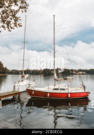 Trakai, Litauen - 15. August 2017:kleine gelbe Sportyacht auf dem See Trakai, Litauen. Schöne Sommerlandschaft des Trakai Sees im Sturm Stockfoto