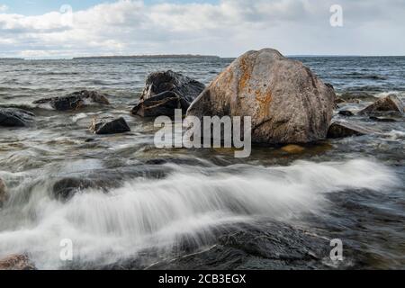 Wellenreiten auf Granitfelsen entlang des Lake Superior in Katherine Cove, Lake Superior Provincial Park, Ontario, Kanada Stockfoto