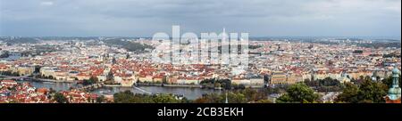 Prag, Tschechische Republik - 12. Oktober 2017: Panoramablick auf Karlsbrücke, Moldau, Fernsehturm und Prager Altstadt, Tschechische Republik Stockfoto