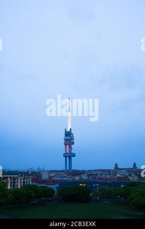 Horizont des Bezirks Zizkov in Prag, Tschechische Republik / Tschechien - Tall Zizkov Fernsehkommunikationsturm, Sender und Häuser. Blick von Paruka Stockfoto