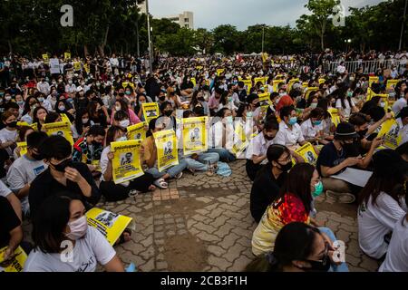 Bangkok, Thailand. August 2020. Etwa 3,000 regierungsfeindliche Demonstranten versammelten sich an der Thammasat Universität in Bangkok, Thailand. Dies ist der jüngste - und einer der größten - in einer Reihe von täglichen Protesten, die Ende Juli von Studentenorganisationen begonnen wurden, die die Auflösung der vom Militär unterstützten Regierung Thailands unter der Führung von Premierminister Prayut Chan-O-Cha forderten. Quelle: Andre Malerba/ZUMA Wire/Alamy Live News Stockfoto