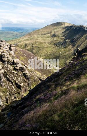 Ein Blick durch einen Teil des Grindsbrook Clough Richtung Grindslow Knoll am südlichen Rand von Kinder Scout, Derbyshire, Peak District, England, UK Stockfoto