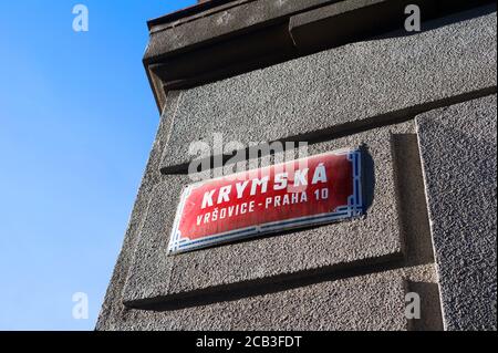 Krymska Straße, Vrsovice Bezirk, Prag Stadt, Tschechische Republik / Tschechien - Straßenname Zeichen an der Wand. Ort ist beliebt und berühmt unter Touristen ein Stockfoto