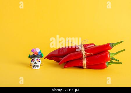 Rote scharfe Chilischote und Catrina La Calavera Garbancera , Dapper Skelett, eleganter Schädel Stockfoto