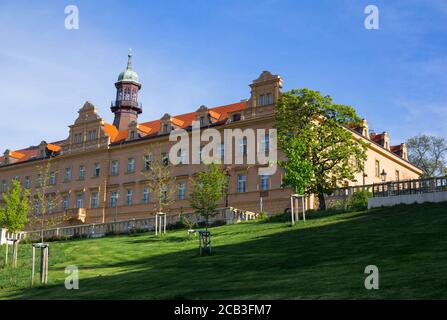 Rangherka ( Schloss Vrsovice ), Herold Gardens, Prag, Tschechien - Gebäude im Renaissance-Stil. Grüne Bäume und Gras a Stockfoto