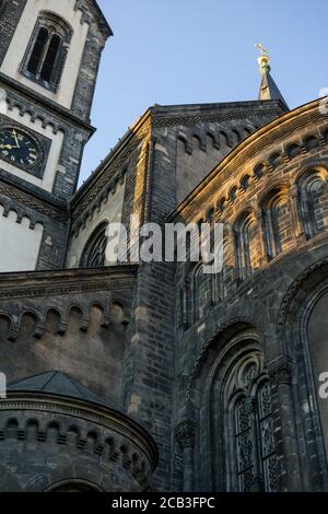 Kirche der Heiligen Kyrill und Methodius, Karlin, Prag, Tschechien, Europa - dunkles Sakralgebäude im romanischen Baustil Stockfoto