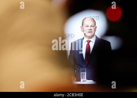 Berlin, Deutschland. August 2020. Der deutsche Vizekanzler und Finanzminister Olaf Scholz nimmt am 10. August 2020 an einer Pressekonferenz in Berlin, der Hauptstadt Deutschlands, Teil. Die Sozialdemokratische Partei Deutschlands (SPD) hat Olaf Scholz bei der anstehenden Wahl 2021 als Kanzler-Kandidat vorgeschlagen. Quelle: Shan Yuqi/Xinhua/Alamy Live News Stockfoto