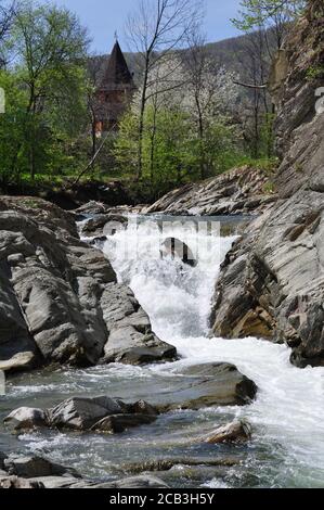 Gebirgsfluss, brodelnden Stromschnellen zwischen Steinen und Felsen. Stockfoto