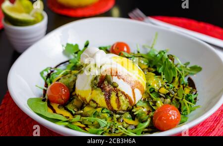 Frischer Salat mit Burrata-Käse und Kirschtomaten Stockfoto