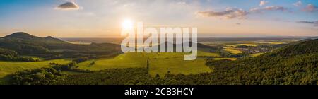 Sommer Natur Landschaft bei Sonnenuntergang mit grünen Wäldern und Wiese Und blauer Himmel Stockfoto