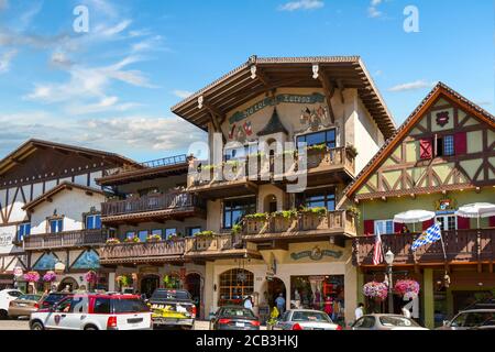 Malerische Gebäude und Geschäfte in der bayerischen und skandinavischen Themenstadt Leavenworth, Staat Washington, USA Stockfoto