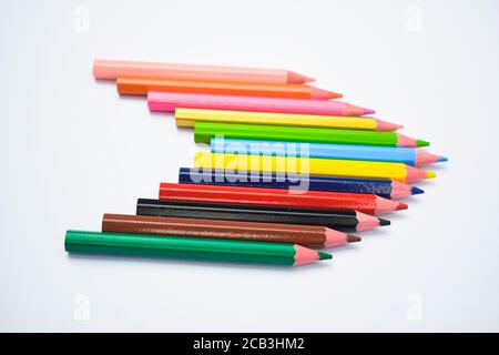 Wunderbare Pfeil-Muster mit einigen verschiedenen Holz Bleistift Buntstifte gemacht Auf weißem Papierhintergrund Stockfoto