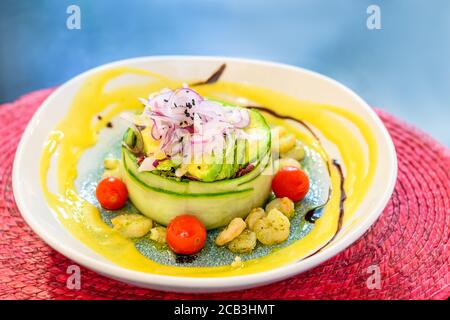Frischer Salat mit Garnelen und Tomatenkirsche Stockfoto