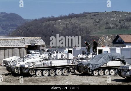 30. März 1994 während des Krieges in Bosnien: Eine Britische Armee FV107 Scimitars des Light Dragoons Regiment geparkt neben einem Bombenschutz in der britischen Basis in Bila, in der Nähe von Vitez. Stockfoto